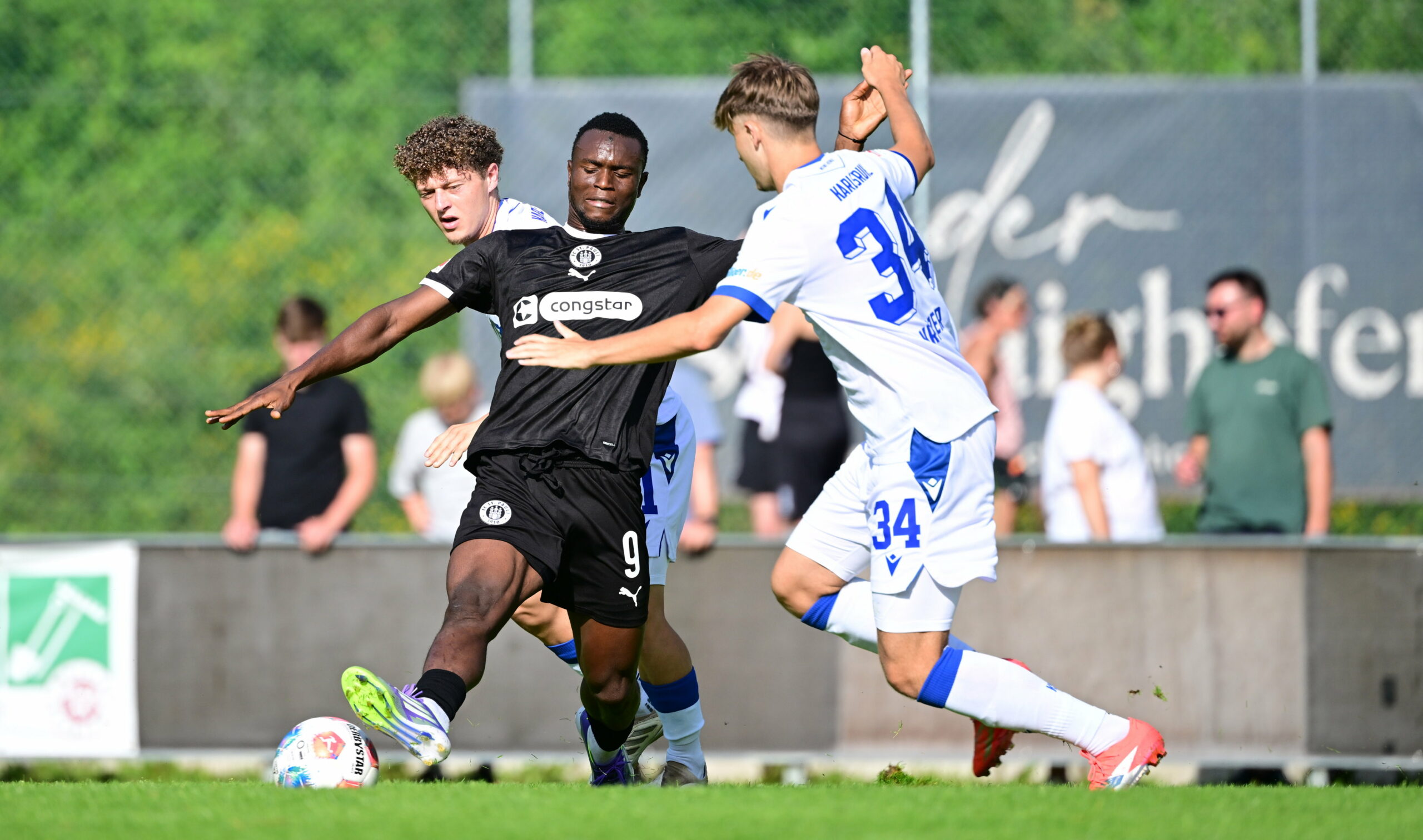 St. Pauli-Stürmer Abdoulie Ceesay im Duell mit Mateo Kritzer (r.)