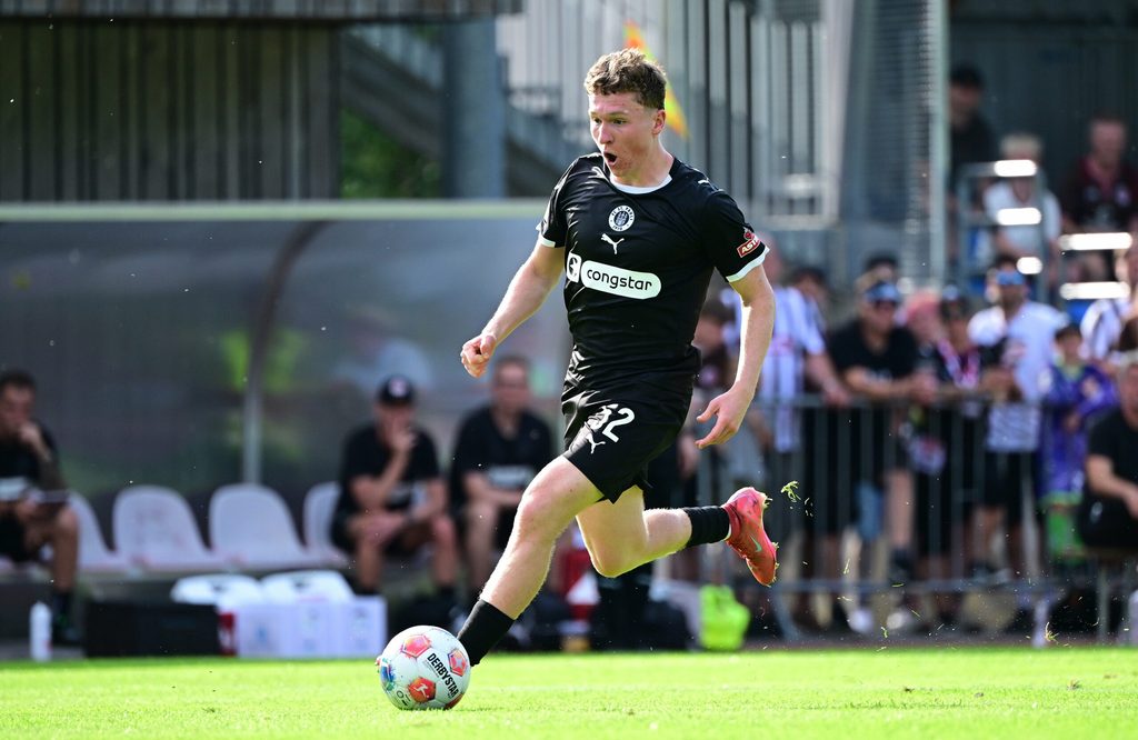 St. Pauli-Talent Rawley St. John am Ball