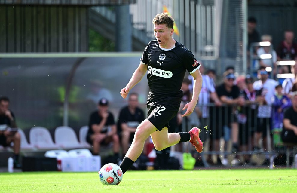St. Pauli-Talent Rawley St. John am Ball