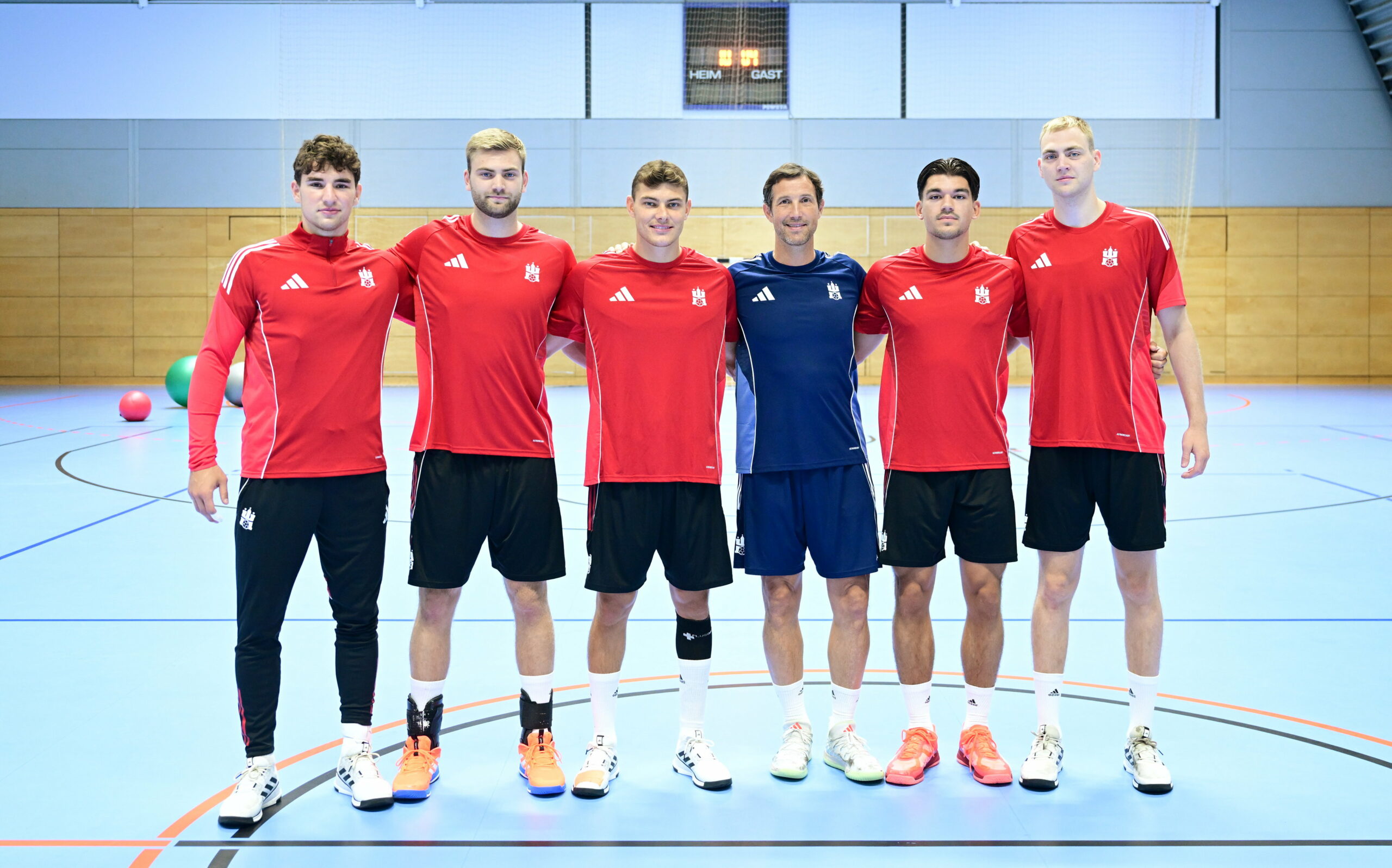 Elias Kofler, Oliver Norlyk, Nicolaj Jørgensen, Trainer Torsten Jansen, Kai Geenen und Einar Ólafsson Arm in Arm