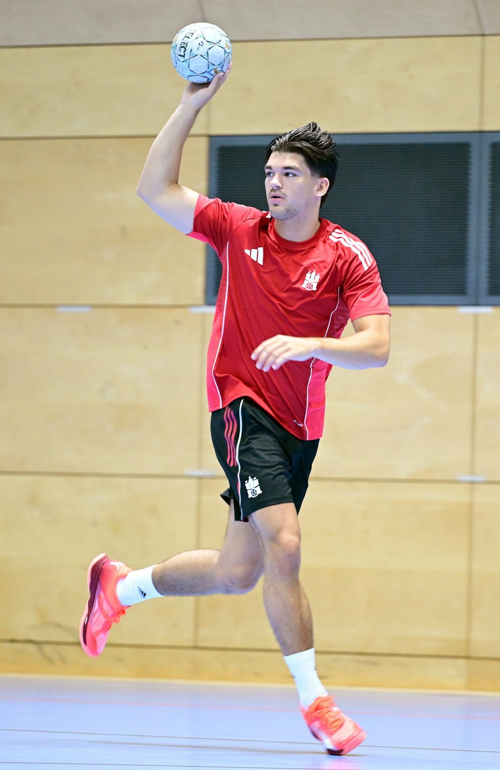 Kaj Geenen mit Ball in der rechten Hand