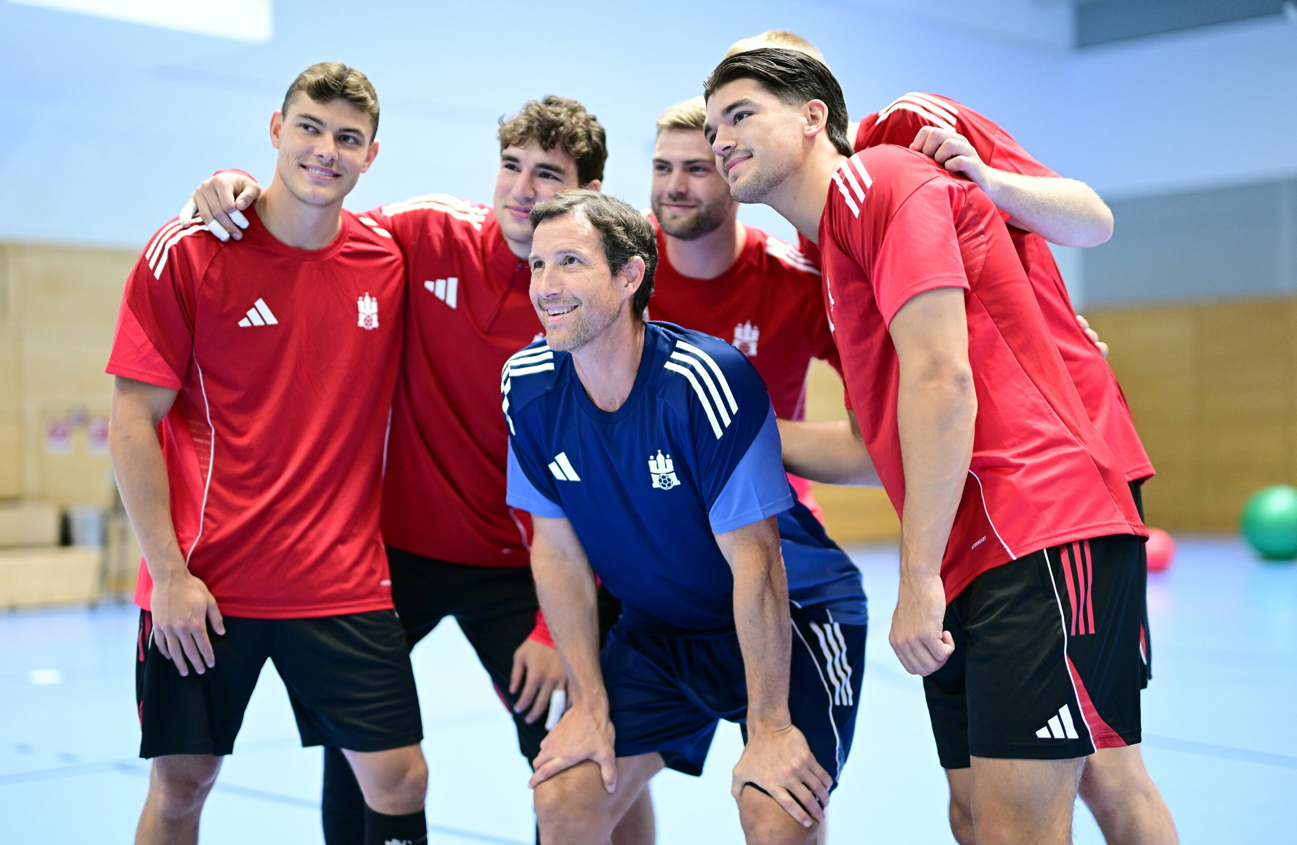 Nicolaj Jørgensen, Elias Kofler, Oliver Norlyk, Trainer Torsten Jansen und Kai Geenen Arm in Arm
