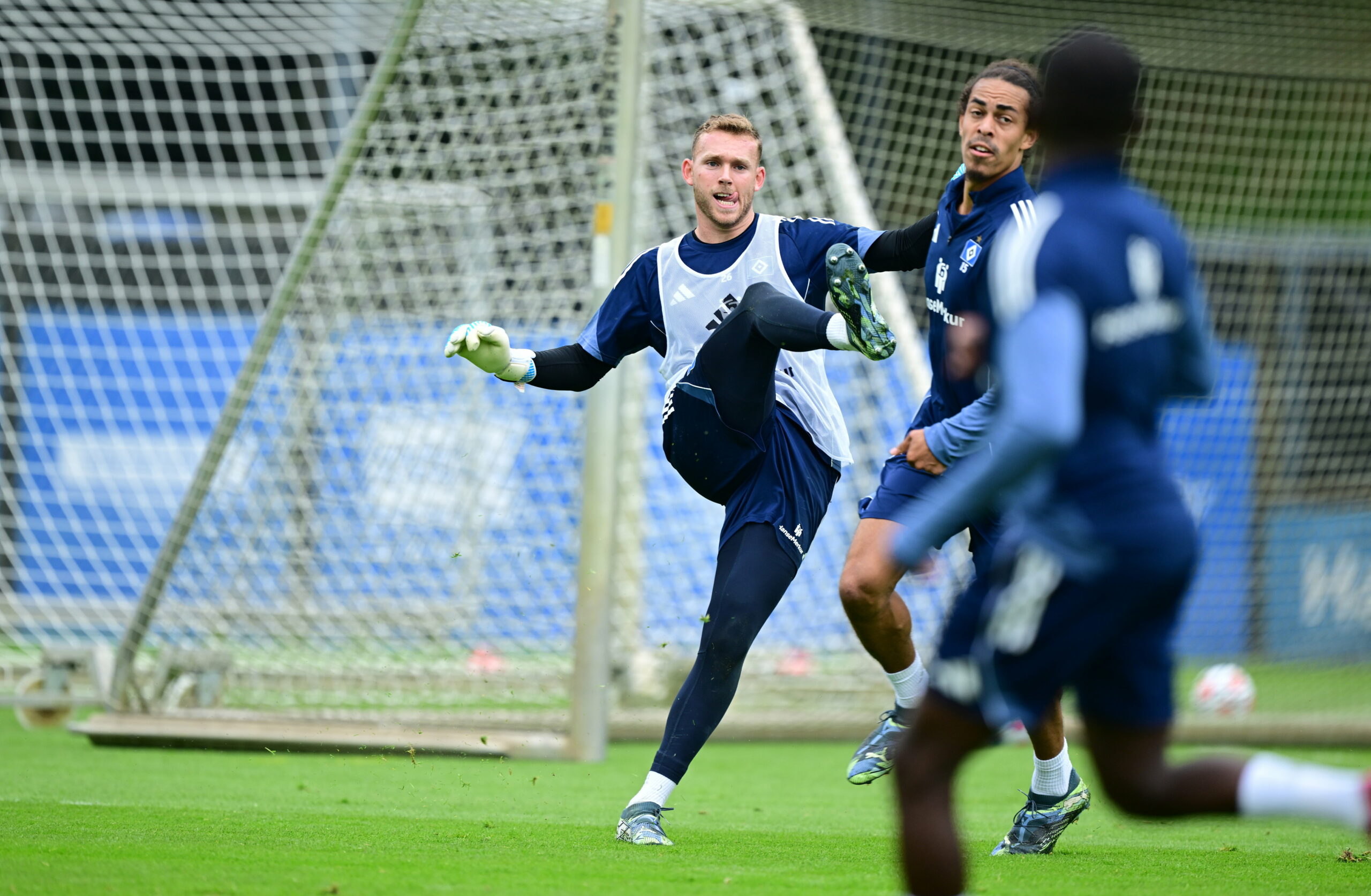 Daniel Peretz spielt einen Pass im Training