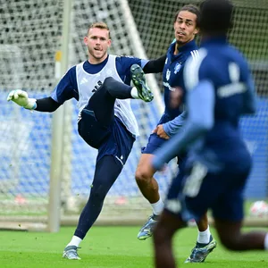 Daniel Peretz spielt einen Pass im Training