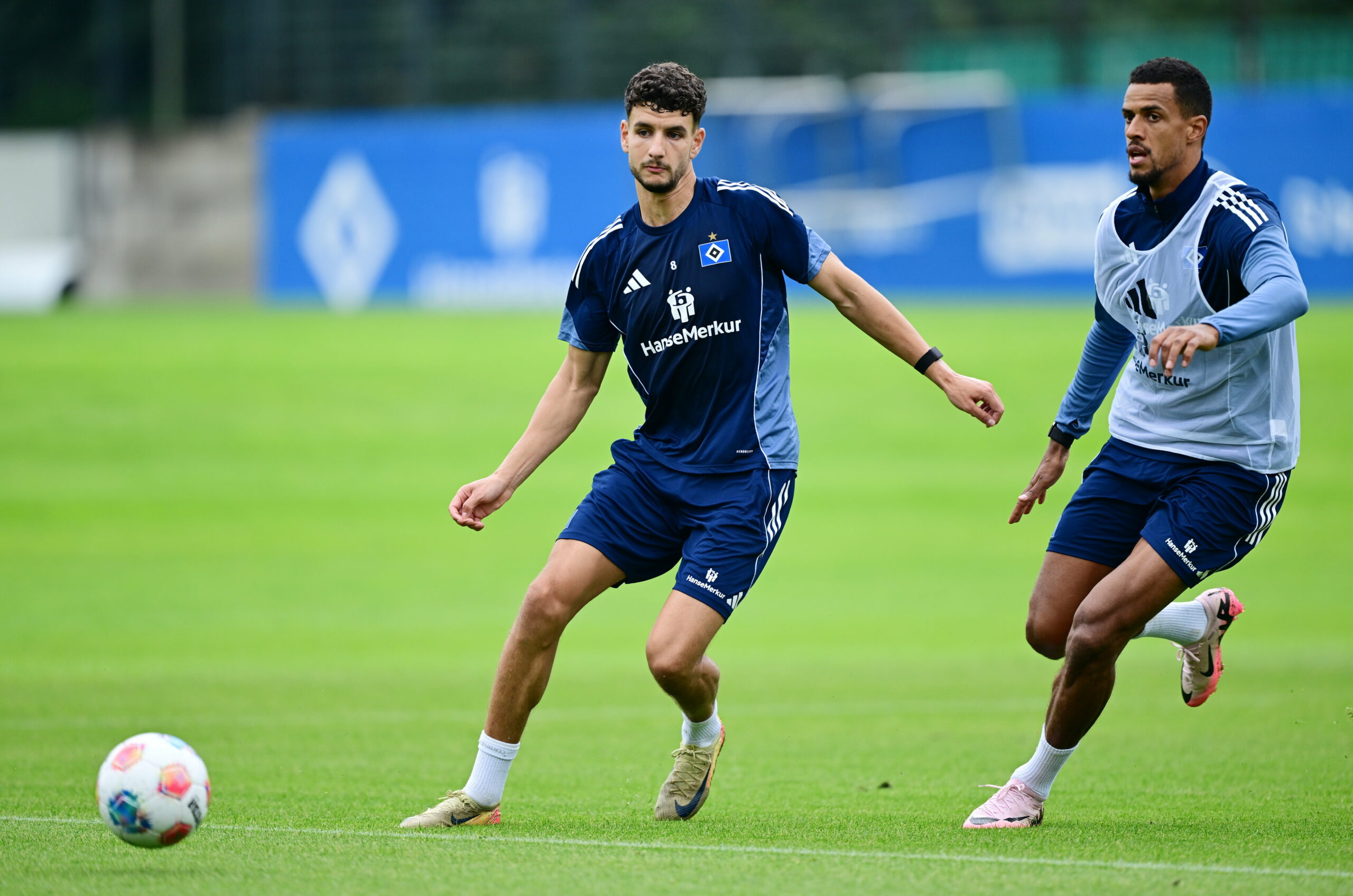Daniel Elfadli spielt im Training einen Pass neben Robert Glatzel