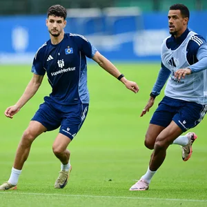 Daniel Elfadli spielt im Training einen Pass neben Robert Glatzel