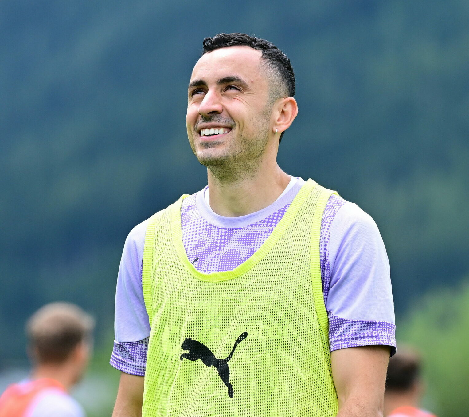 Manolis Saliakas lacht im Trainingslager des FC St. Pauli