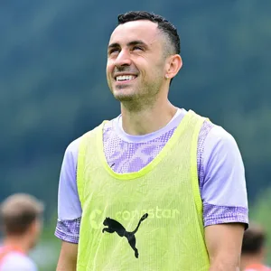 Manolis Saliakas lacht im Trainingslager des FC St. Pauli