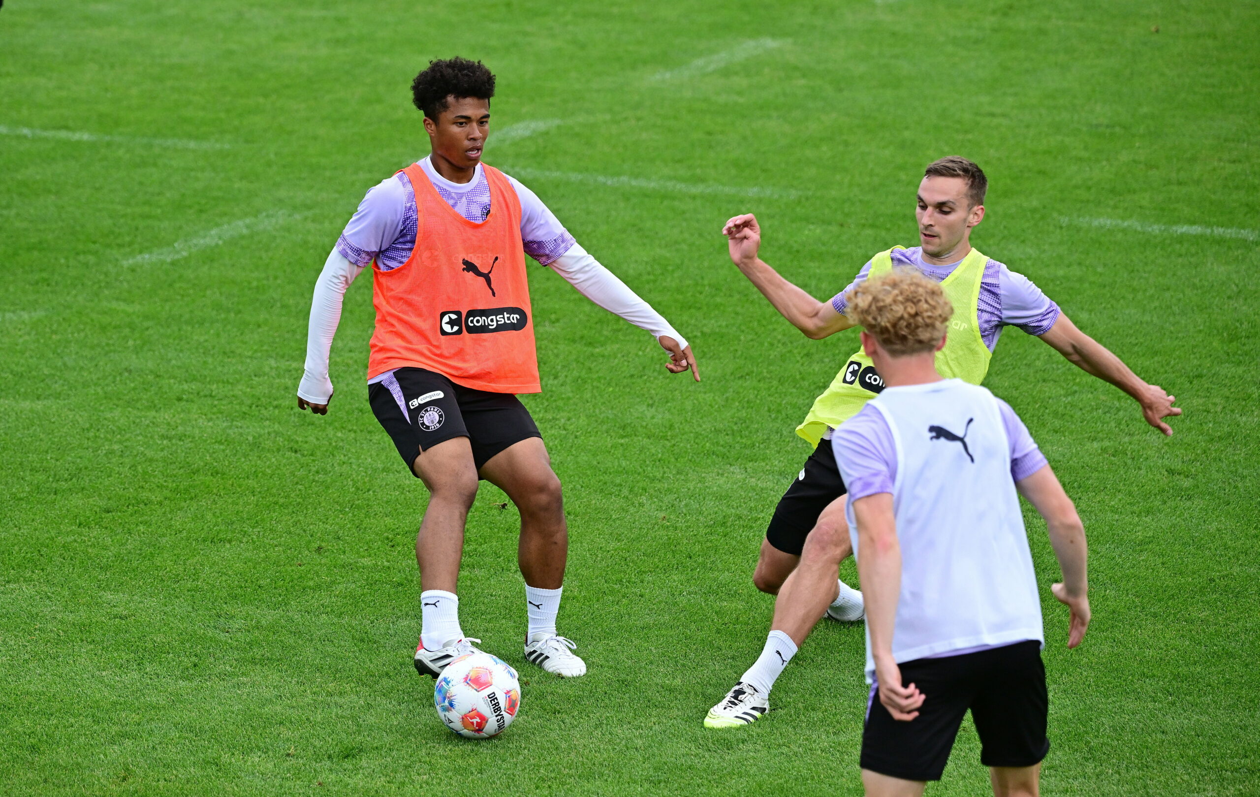 Joel Chima Fujita und James Sands kämpfen im Training um den Ball.