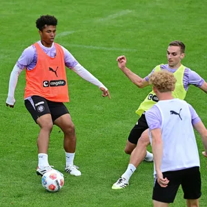 Joel Chima Fujita und James Sands kämpfen im Training um den Ball.