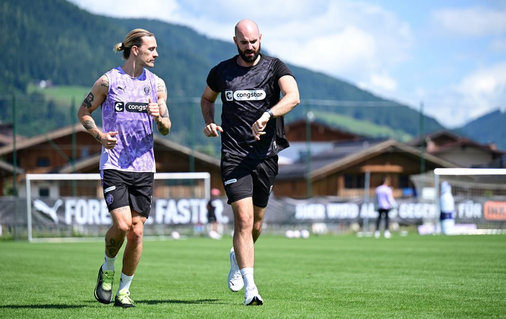Jackson Irvine ackert in Flachau mit Atheltiktrainer Frederik Bokelmann fürs Comeback.