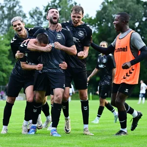 Die Spieler des ETSV feiern ihren Sieg gegen TuS Dassendorf