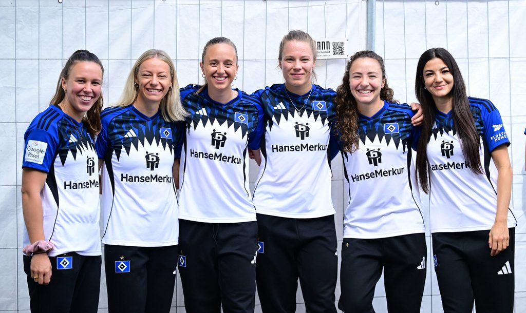 Viktoria Schwalm, Sophie Hillebrand, Victoria Schulz, Christin Meyer, Melanie Brunnthaler und Vildan Kardesler Arm in Arm beim Volksparkfestival