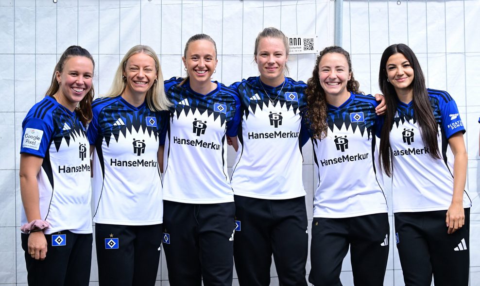 Viktoria Schwalm, Sophie Hillebrand, Victoria Schulz, Christin Meyer, Melanie Brunnthaler und Vildan Kardesler Arm in Arm beim Volksparkfestival