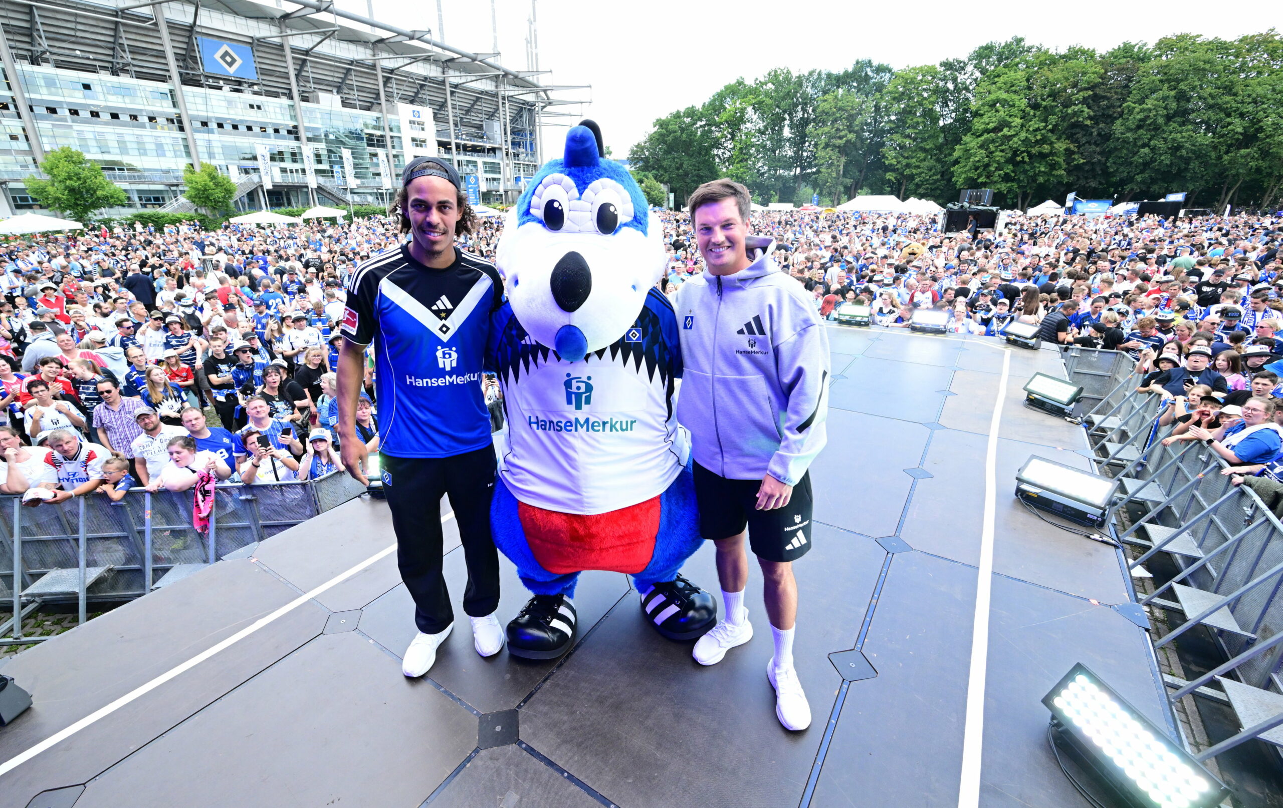Neu-Stürmer Yussuf Poulsen, Maskottchen Dino Hermann und HSV-Trainer Merlin Polzin beim Volksparkfestival