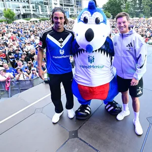 Neu-Stürmer Yussuf Poulsen, Maskottchen Dino Hermann und HSV-Trainer Merlin Polzin beim Volksparkfestival
