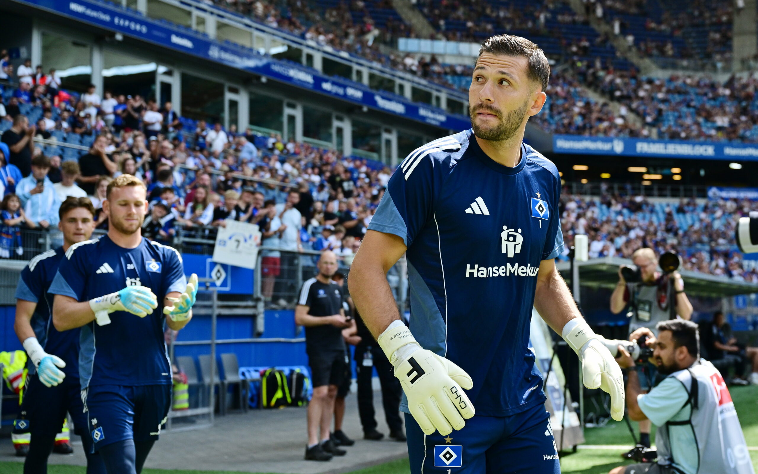 Daniel Heuer Fernandes schaut beim Betreten des Rasens im Volksparkstadion auf eine Tribüne hinter ihm