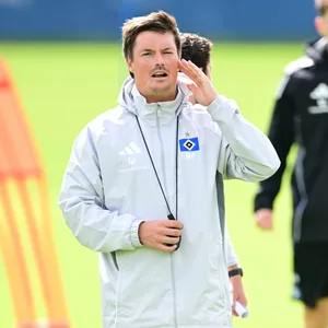 Trainer Merlin Polzin im HSV-Training