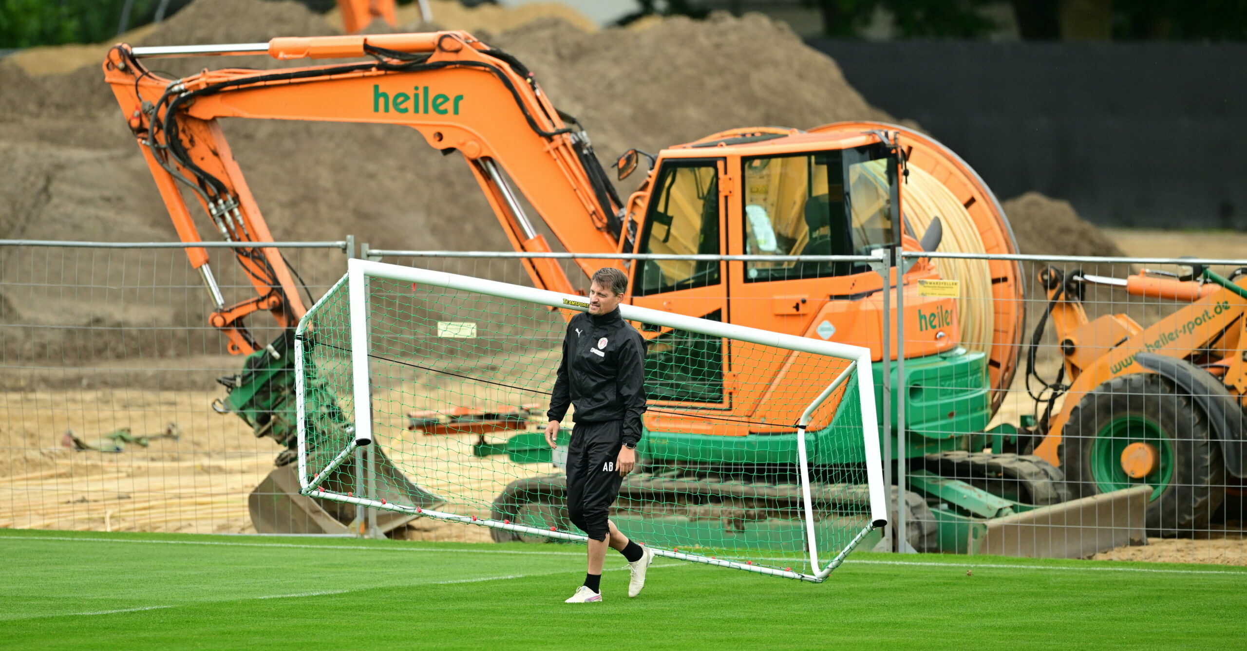 Alexander Blessin vor der Baustelle auf dem Trainingsgelände an der Kollaustraße