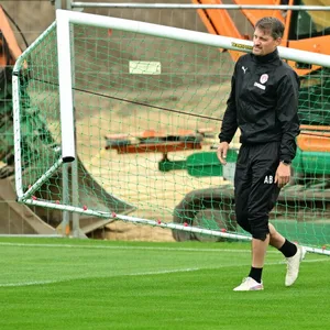 Alexander Blessin vor der Baustelle auf dem Trainingsgelände an der Kollaustraße