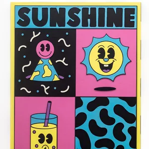 Bunte Poster mit den Aufschriften „Sunshine is a feeling“ und „Missing – Summer Days“