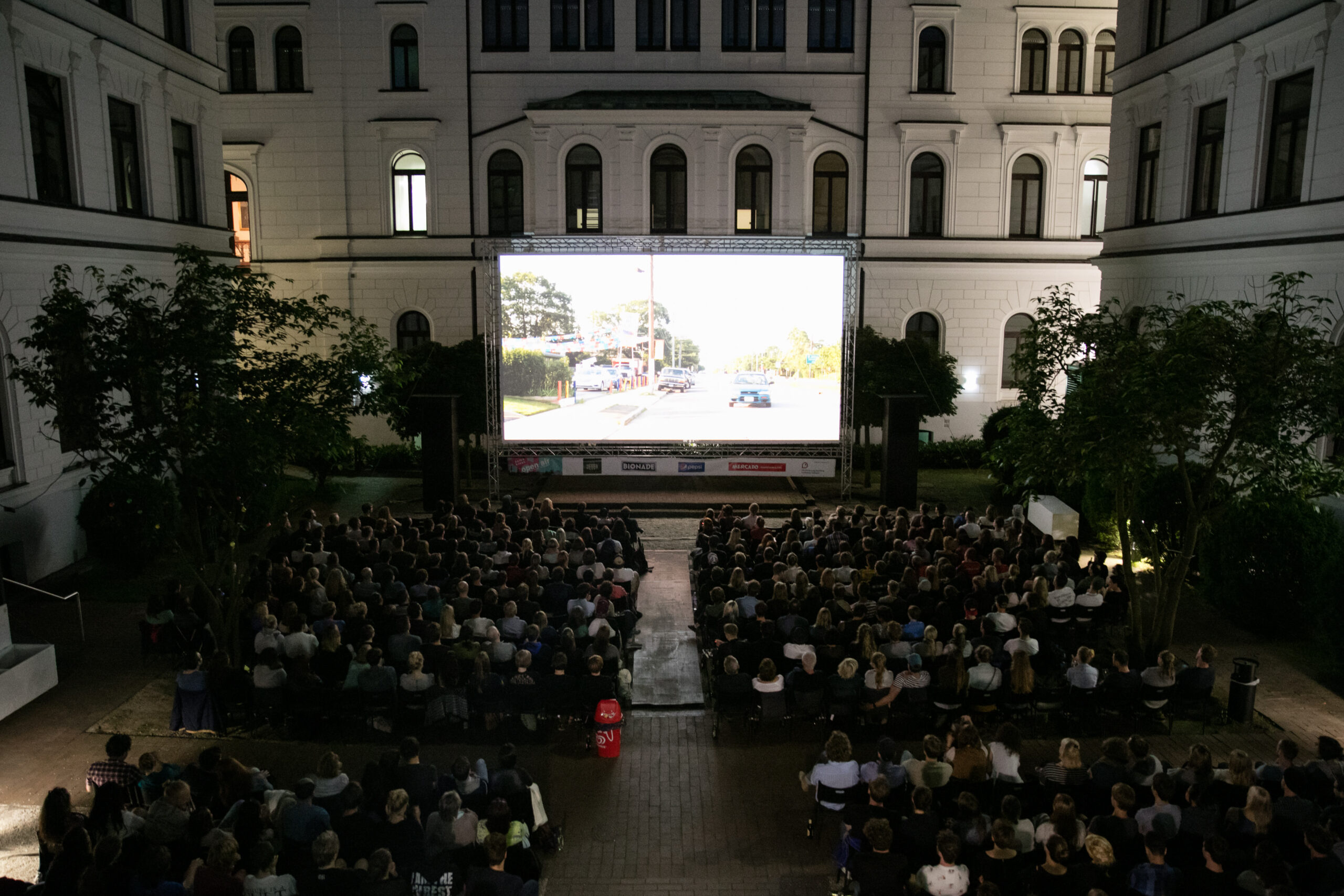 Zeise Open Air im Innenhof des Altonaer Rathauses