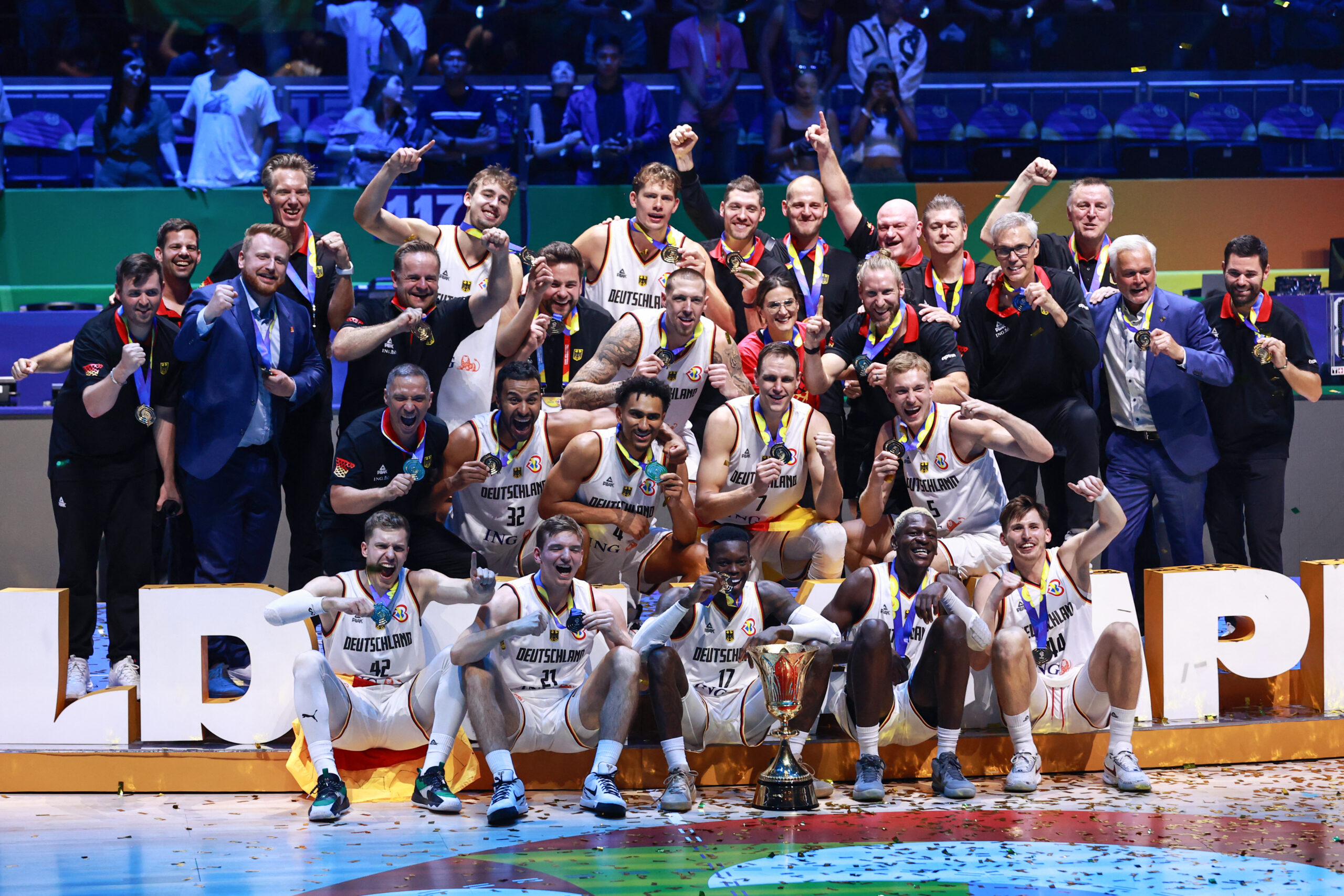 Die deutschen Basketballer feiern den WM-Titel