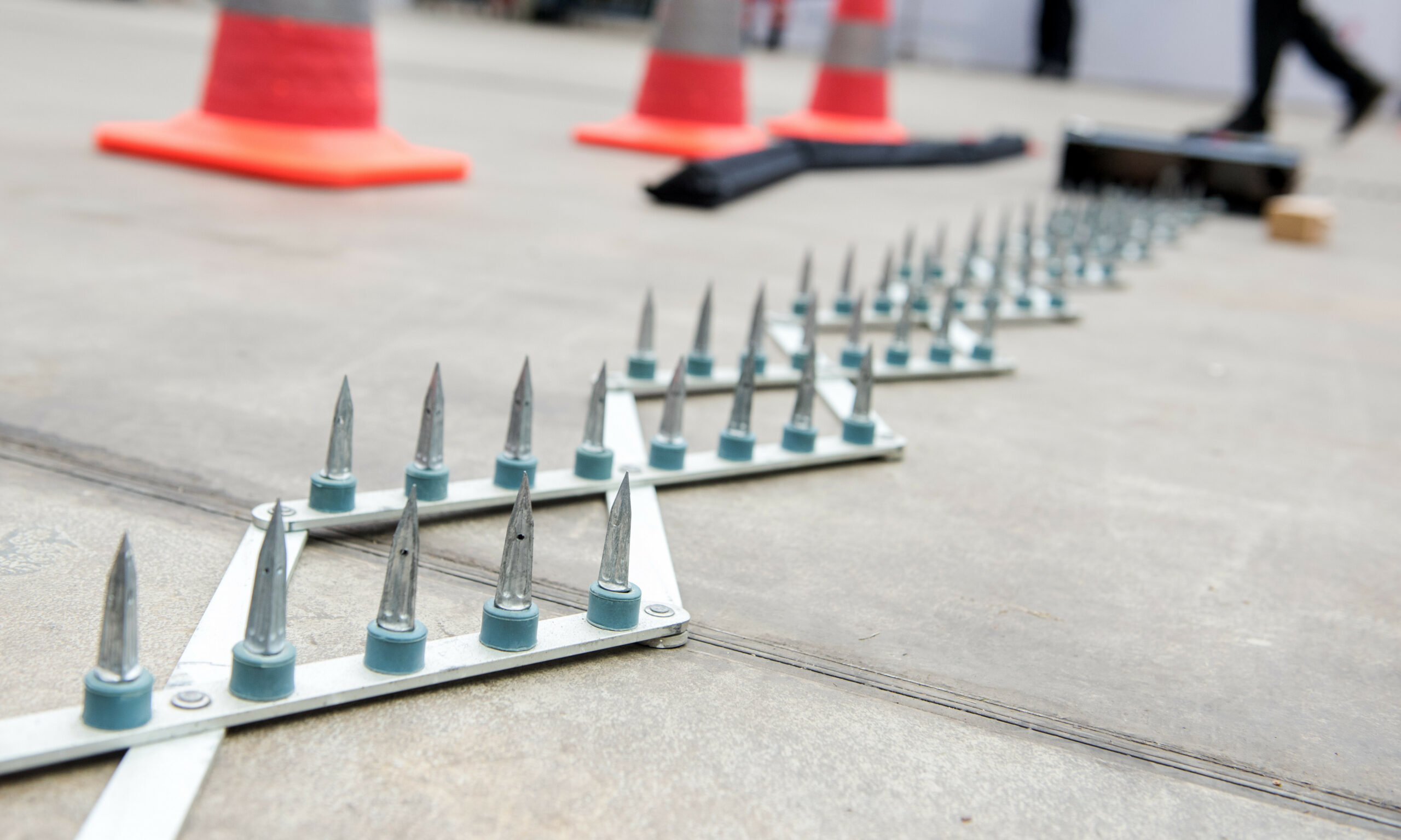 Die Polizei setzte einen Stop-Stick, also eine Nagelsperre, ein.