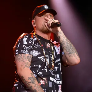 Bonez MC auf einem Konzert in Cuxhaven.