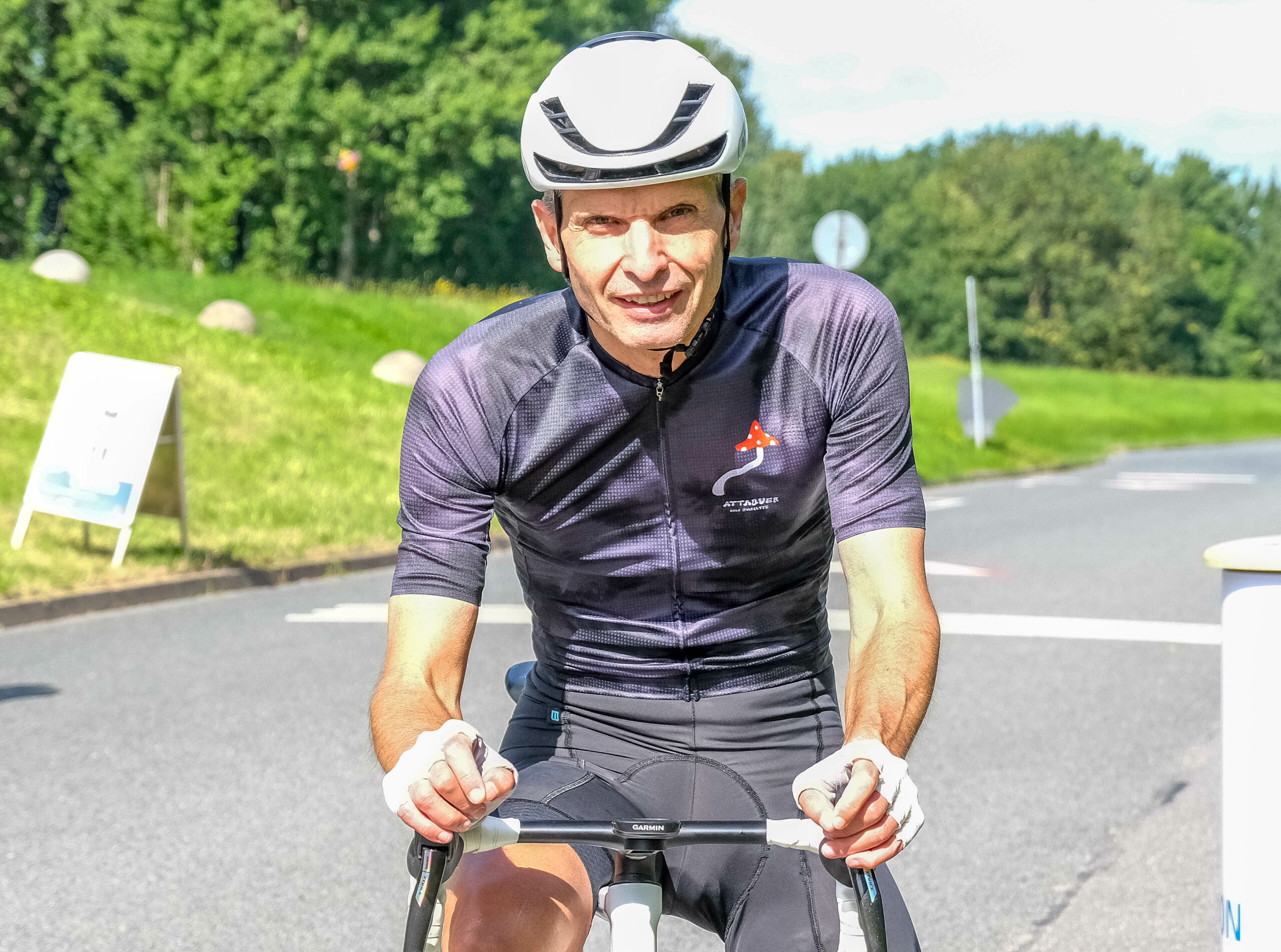 Rennradsportler Pascal Zimmer raste mit seinem Rad in das heck eines parkendes Pkw und verletzte sich dabei schwer