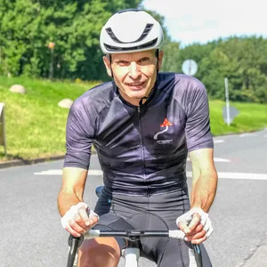 Rennradsportler Pascal Zimmer raste mit seinem Rad in das heck eines parkendes Pkw und verletzte sich dabei schwer