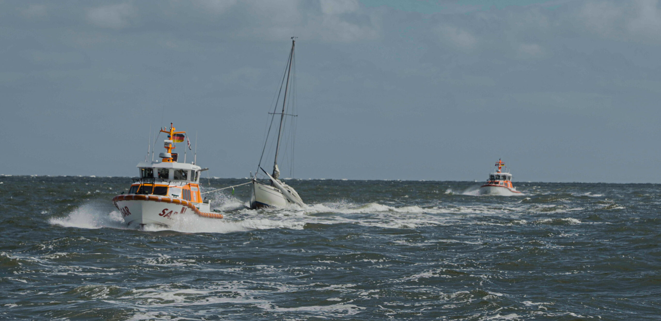 Das havarierte Segelboot wurde nach Norderney abgeschleppt.