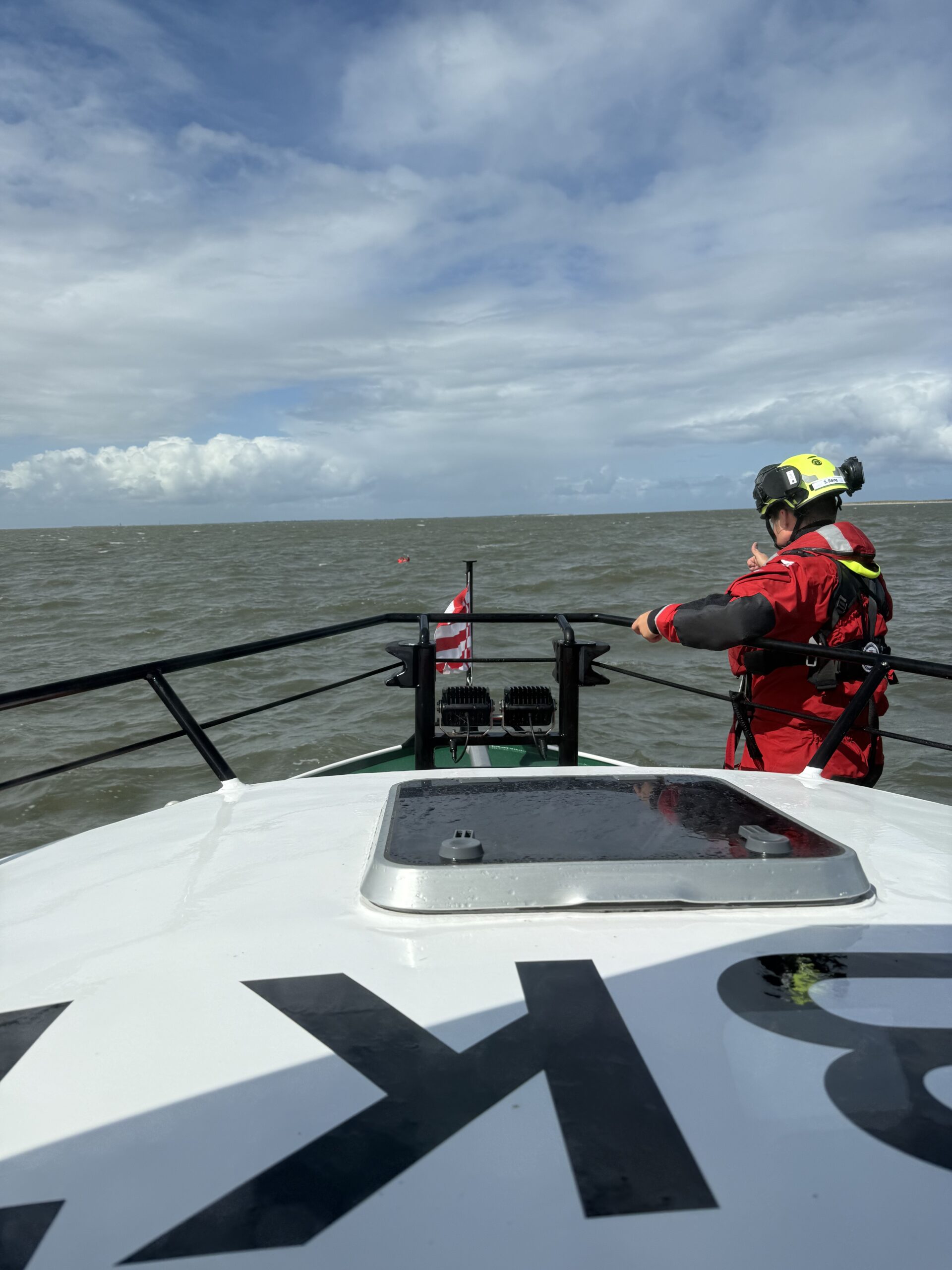 Die Seenotretter retteten einen gekenterten Segler in der Nordsee.