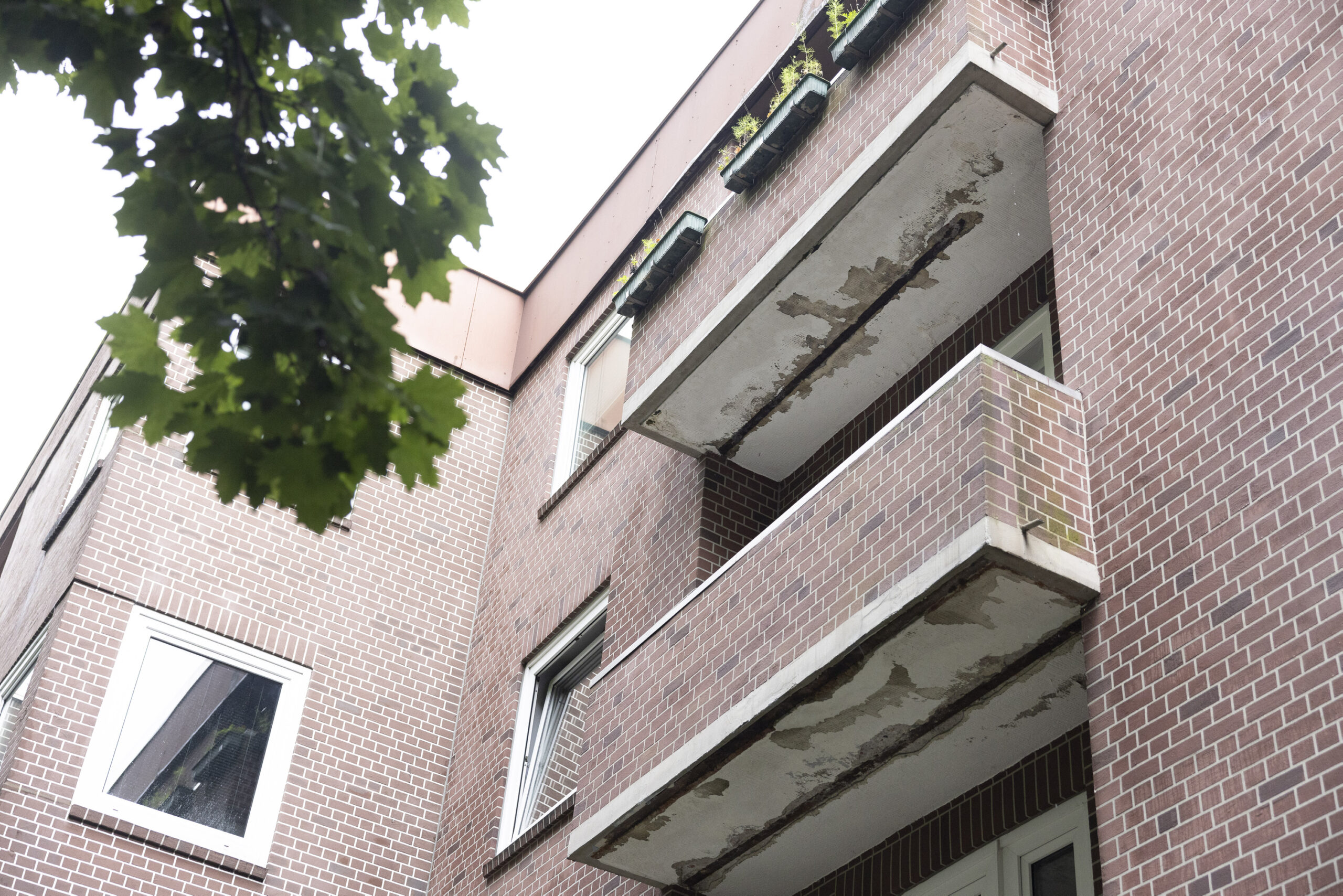 Die Balkone sind so marode, dass sie zum Teil nicht mehr betreten werden dürfen.