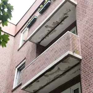Die Balkone sind so marode, dass sie zum Teil nicht mehr betreten werden dürfen.