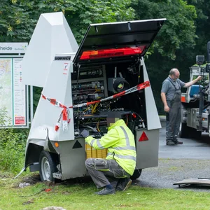 Der gesprengte Blitzer wurde abgeschleppt.