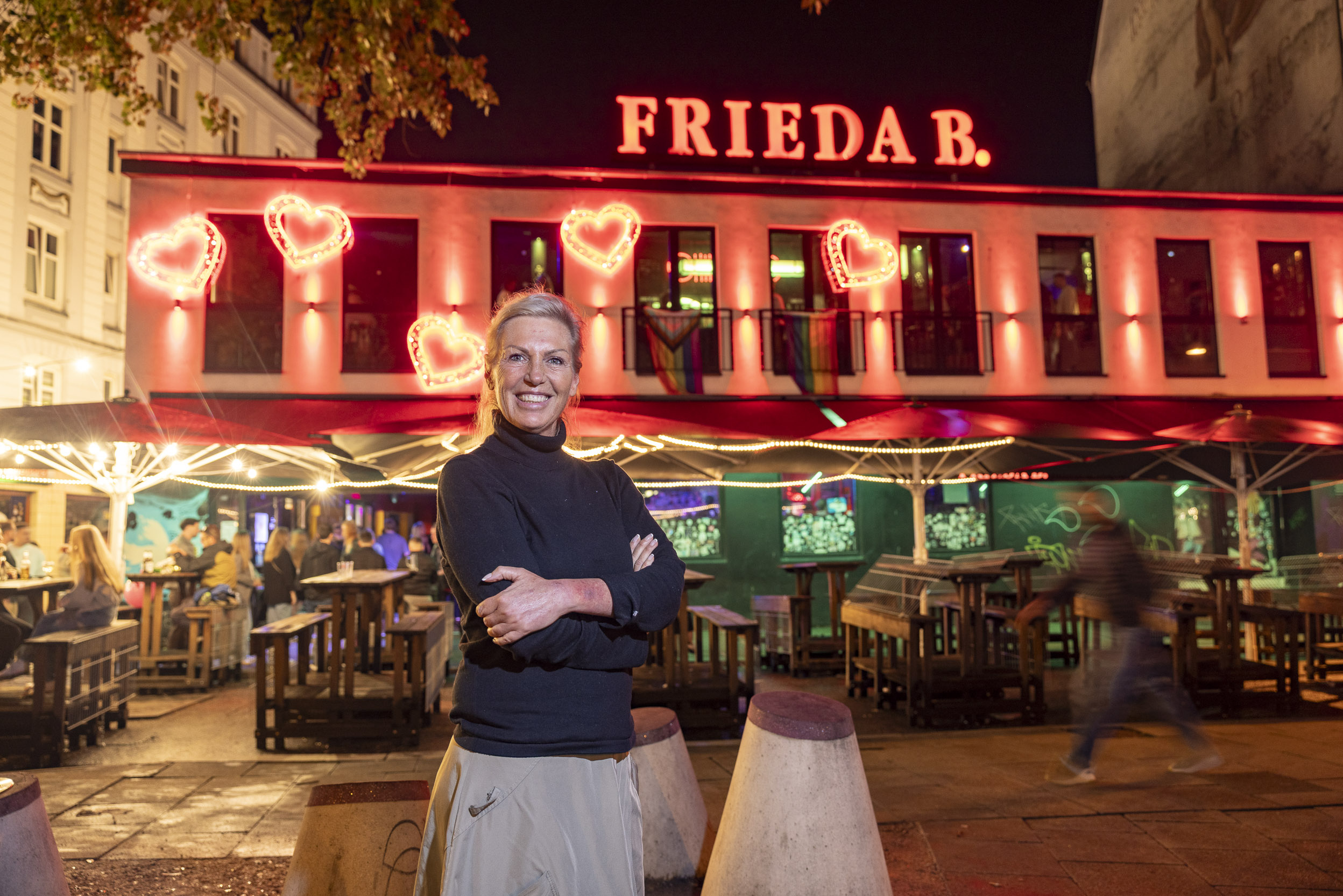 Betriebsleiterin Maren Dickers (54) vor dem Laden am Hans-Albers-Platz. In ihren 35 Jahren in der Gastronomie hat sie so einiges erlebt.