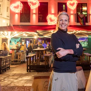 Betriebsleiterin Maren Dickers (54) vor dem Laden am Hans-Albers-Platz. In ihren 35 Jahren in der Gastronomie hat sie so einiges erlebt.