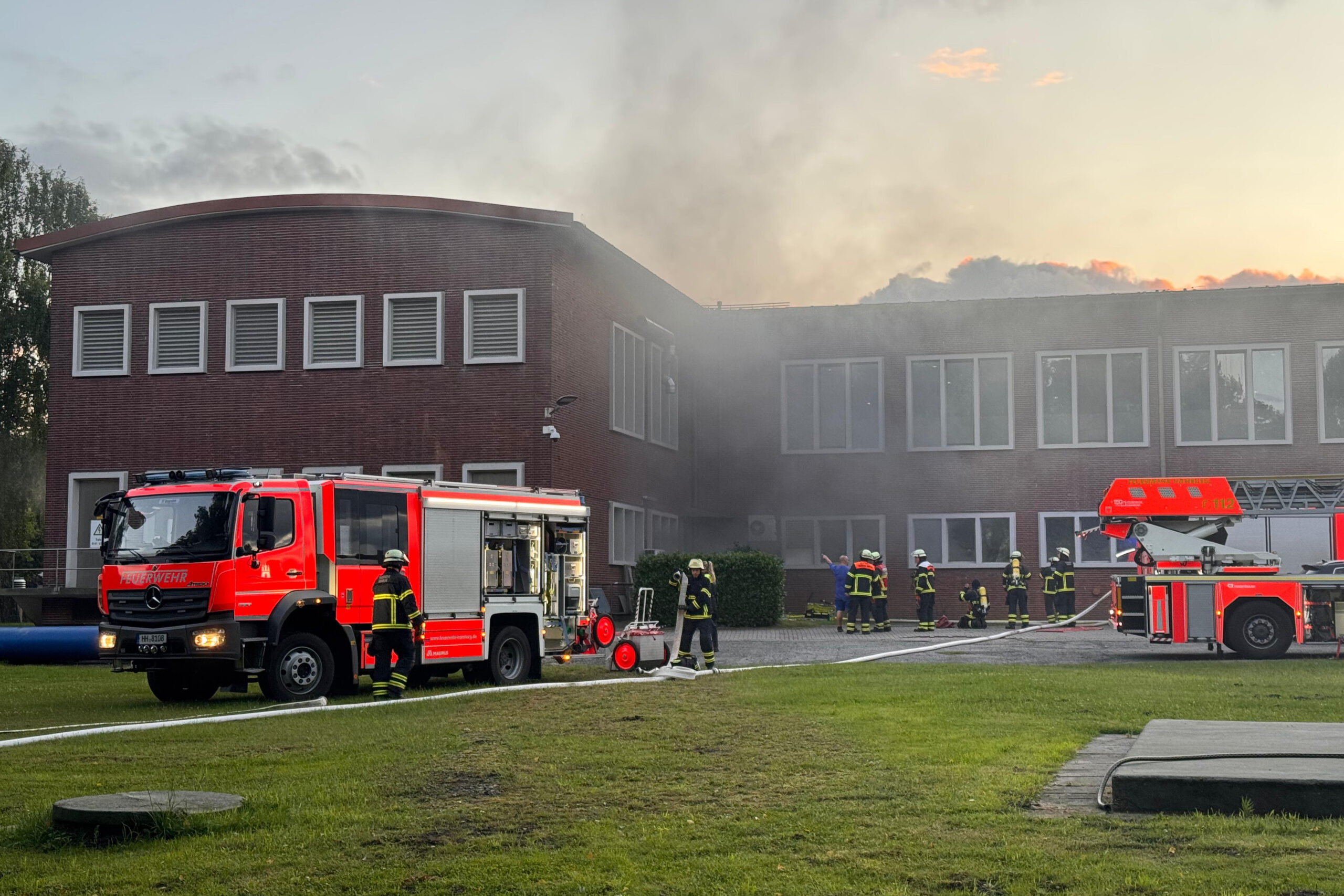 Feuerwehrkräfte an der Einsatzstelle in Hausbruch.