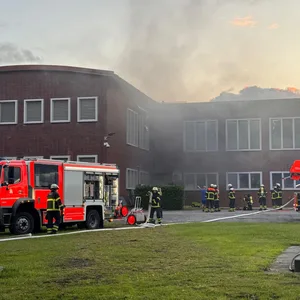 Feuerwehrkräfte an der Einsatzstelle in Hausbruch.