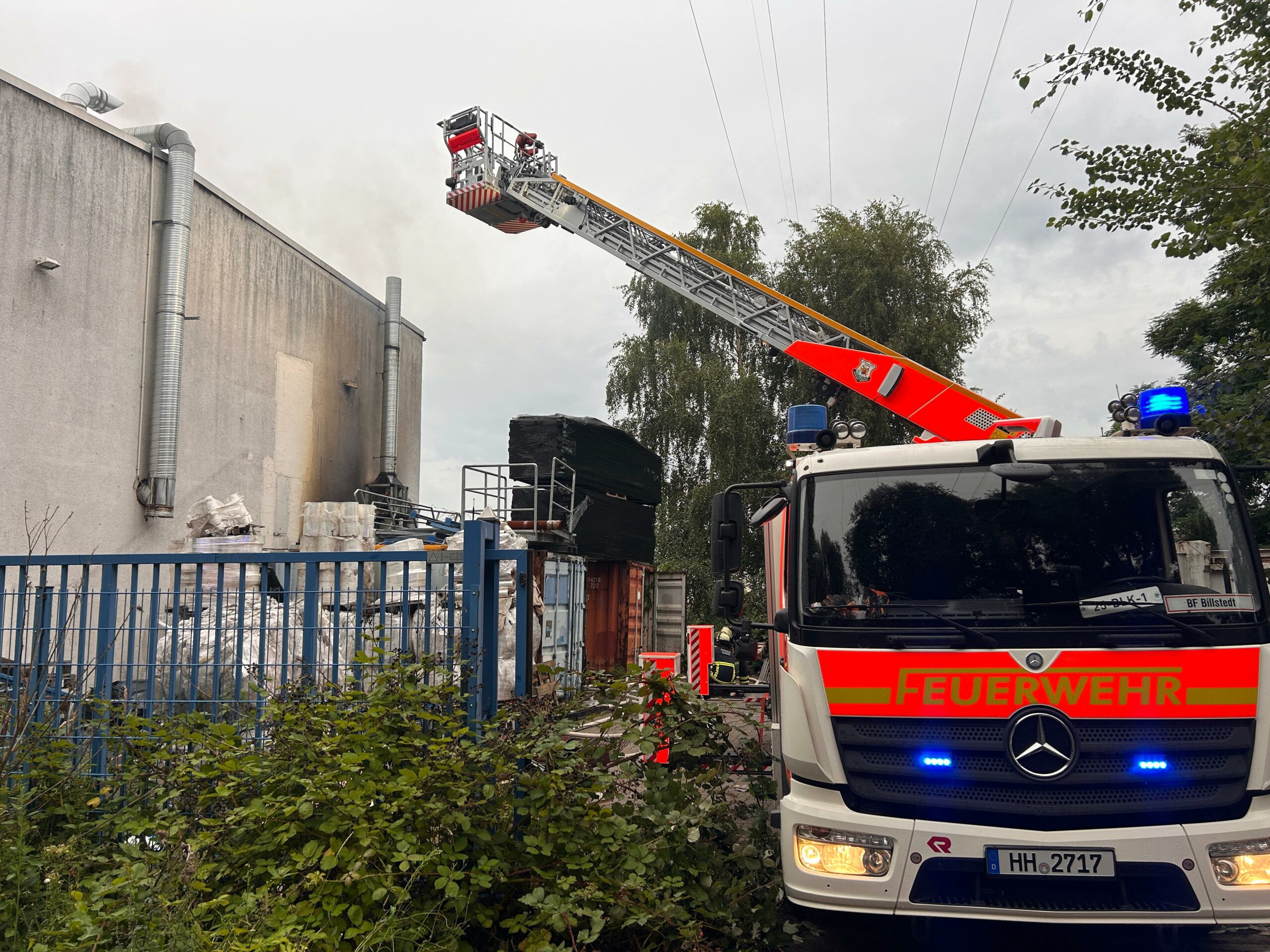 Rauch quillt aus einem Unternehmen für Verpackungen auf der Veddel.