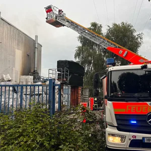 Rauch quillt aus einem Unternehmen für Verpackungen auf der Veddel.