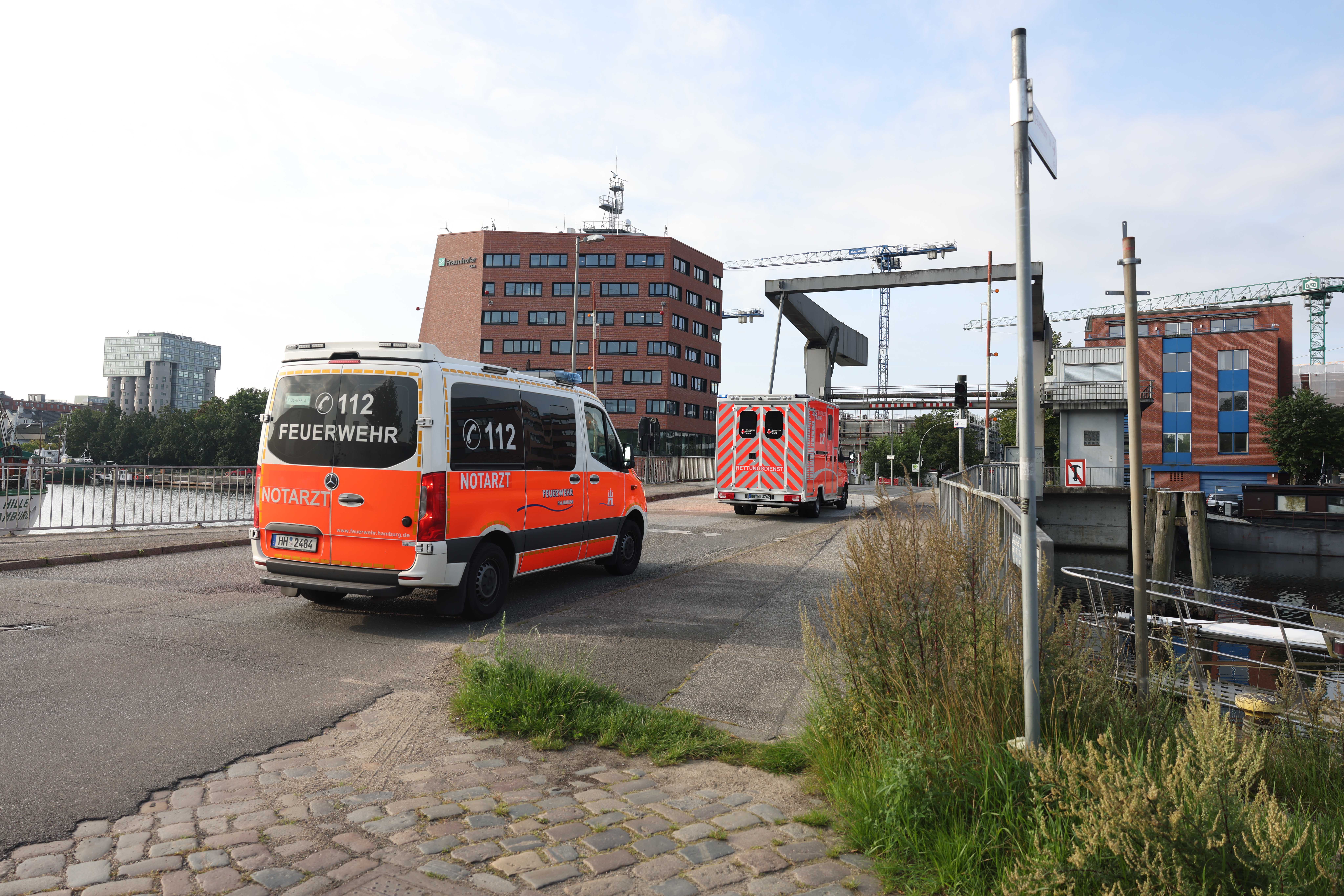 Bei Hamburg Besuch: Junge Frau bringt gesunde Tochter im Rettungswagen zur Welt