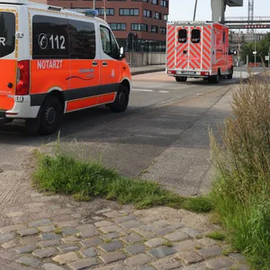 Bei Hamburg Besuch: Junge Frau bringt gesunde Tochter im Rettungswagen zur Welt