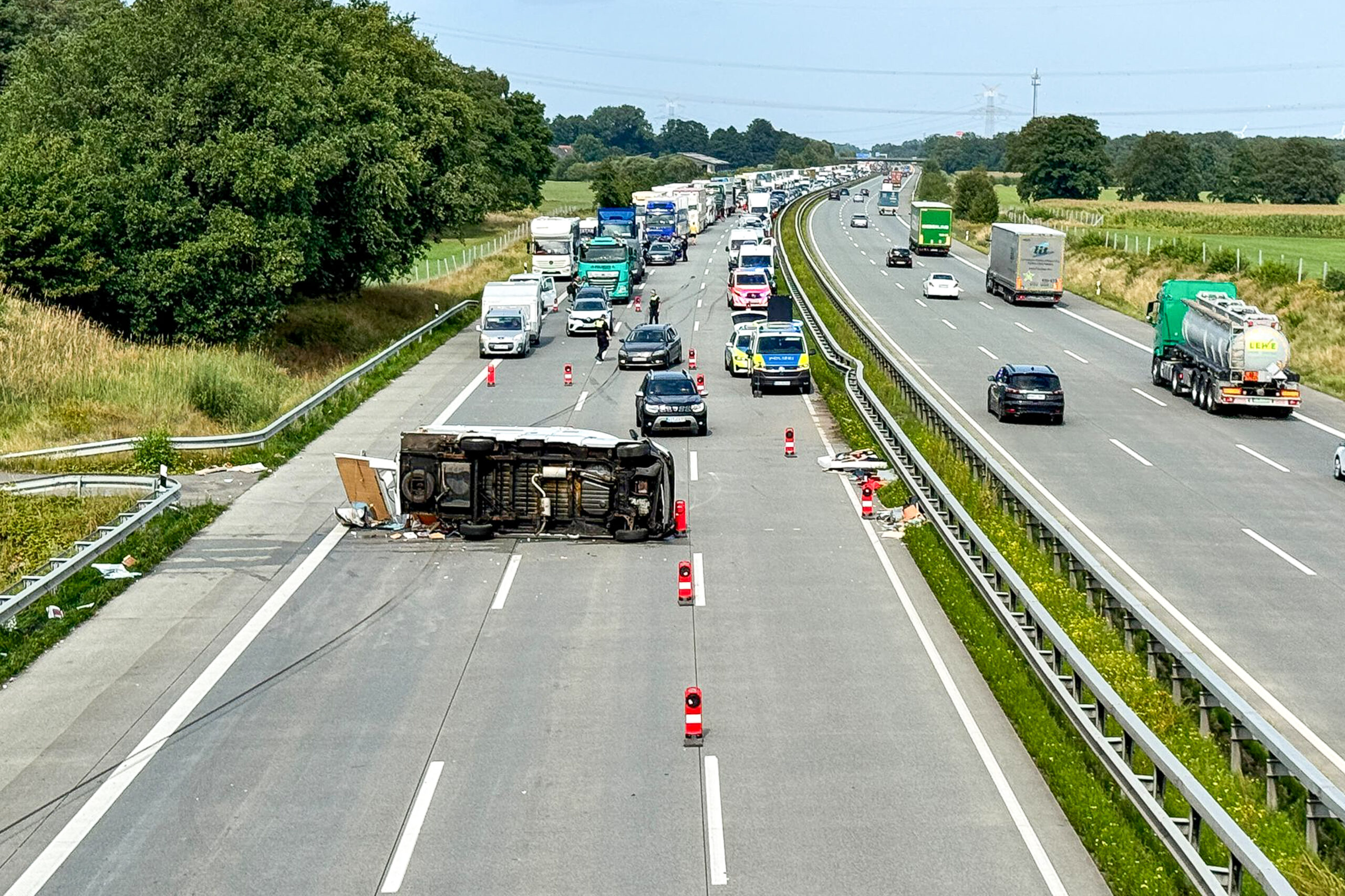 Umgekipptes Wohnmobil auf der A1