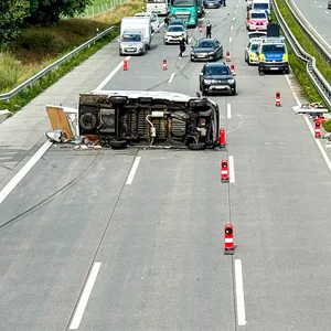 Umgekipptes Wohnmobil auf der A1