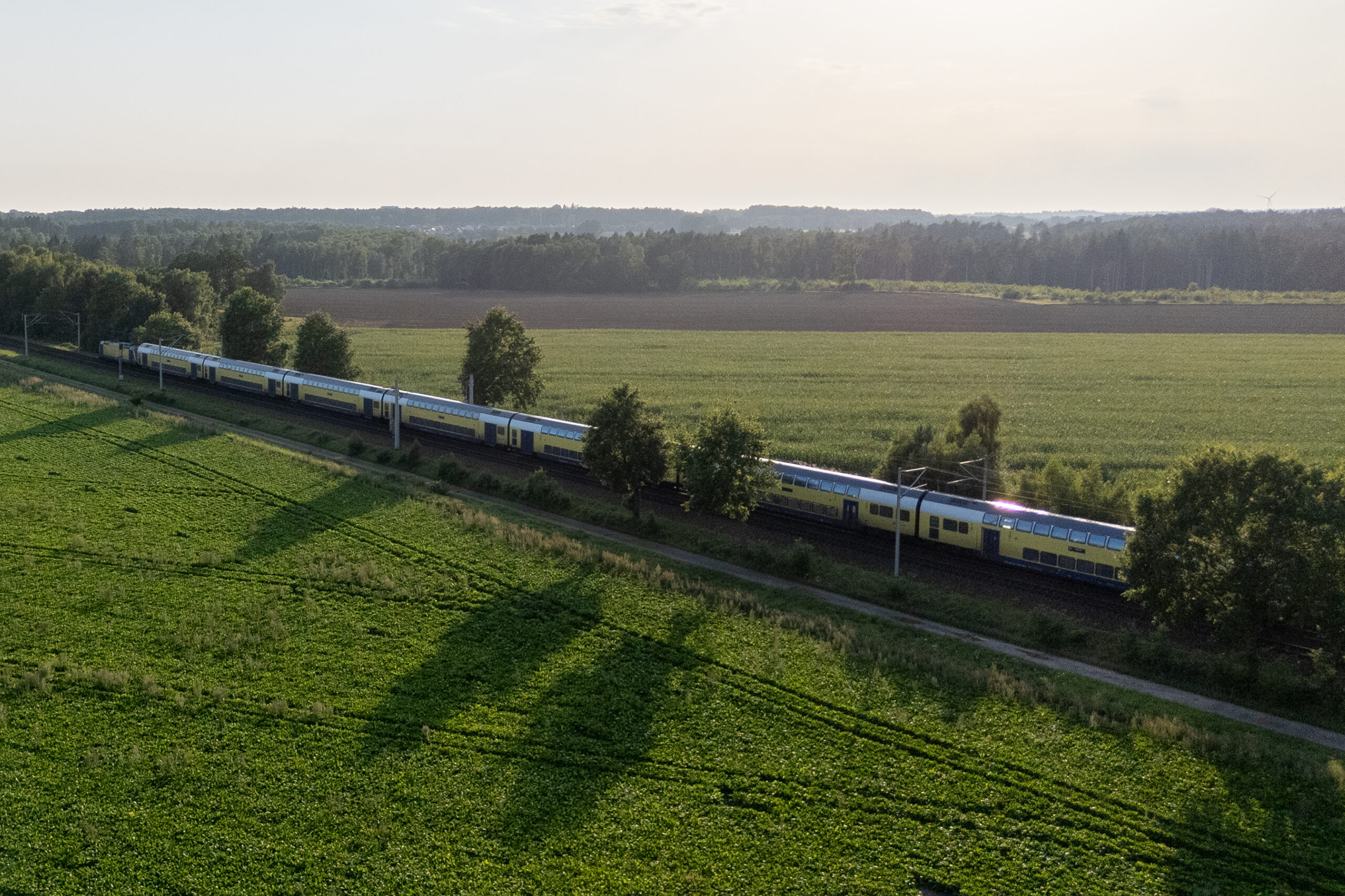 Ein Regionalzug des Unternehmens Metronom auf der Strecke zwischen Hamburg und Bremen.