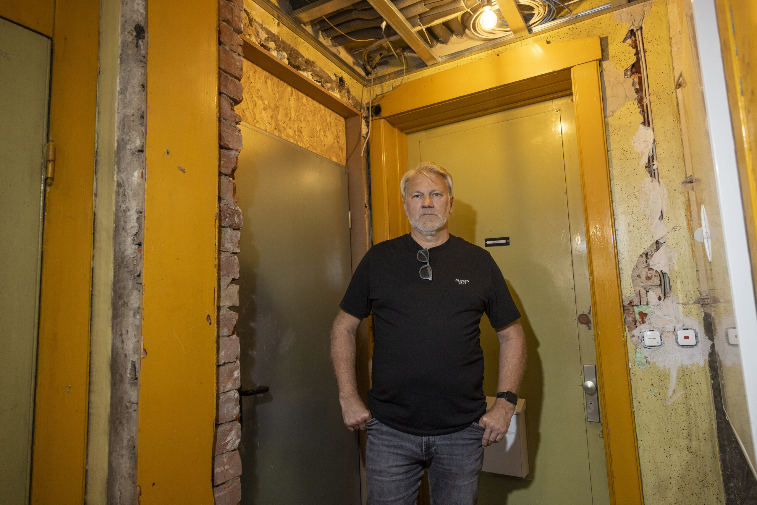 Werner B. (57) wohnt seit 2017 in der Kegelhofstraße. Er beschreibt vor allem das Treppenhaus als katastrophal.