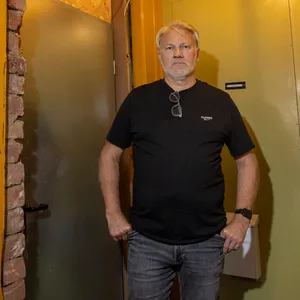 Werner B. (57) wohnt seit 2017 in der Kegelhofstraße. Er beschreibt vor allem das Treppenhaus als katastrophal.