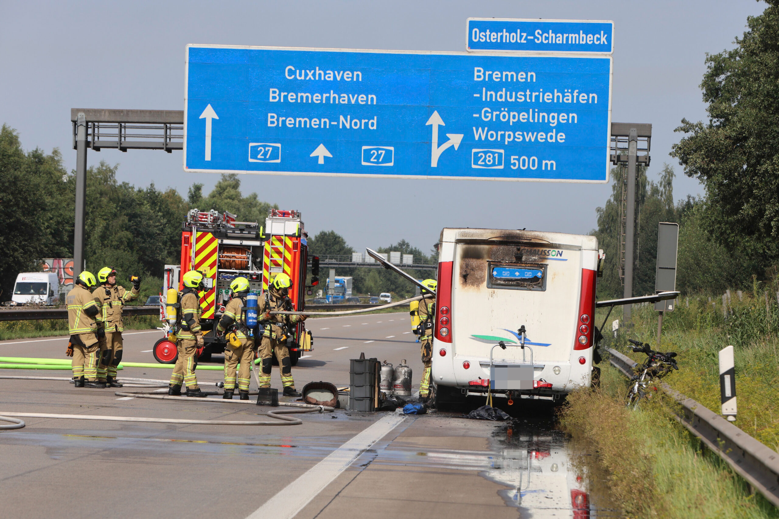 Wohnmobil geht auf Autobahn im Norden in Flammen auf. Insassen retten sich und ihren Hund